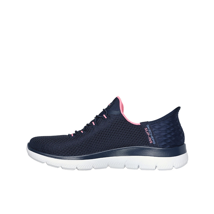 Lightweight navy women's sneaker with textured mesh upper and pink-trim collar