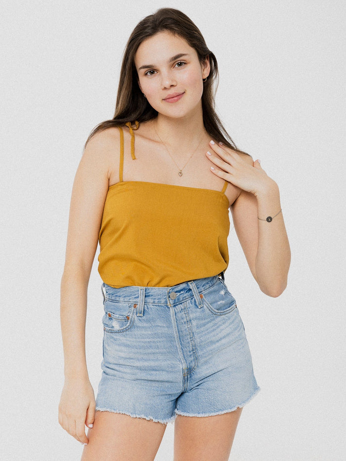 Camisole ample et confortable avec fines bretelles dorée. Designer québécois.