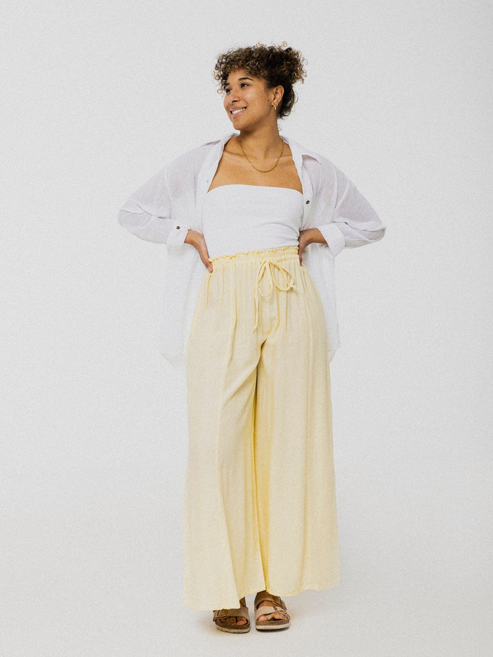 Pantalon jaune pastel ample et confortable avec élastique à la taille. Designer québécois.