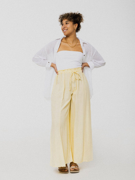 Pantalon jaune pastel ample et confortable avec élastique à la taille. Designer québécois.