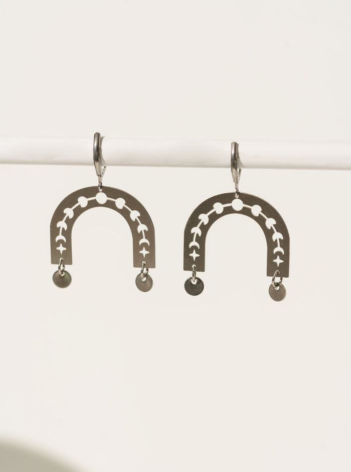 Boucle d'oreille forme arc-en-ciel argent. Montreal designer boutique.