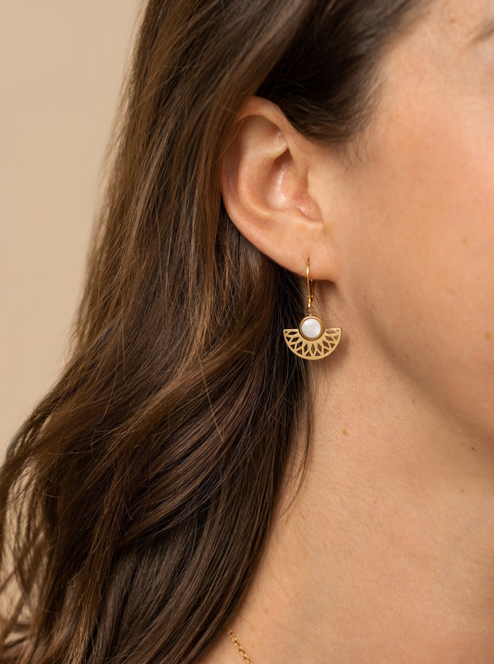 Boucle d'oreille demi fleur avec perle blanche. Montreal designer boutique.