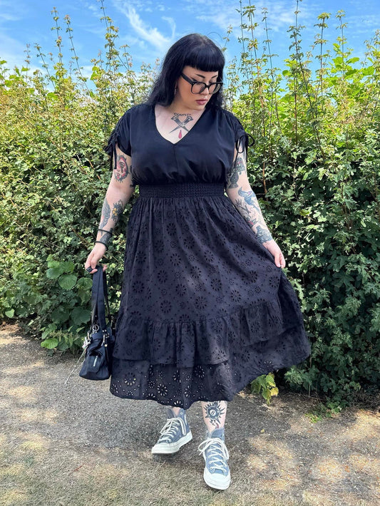Rhi, 5ft 3in / 161cm - Size E