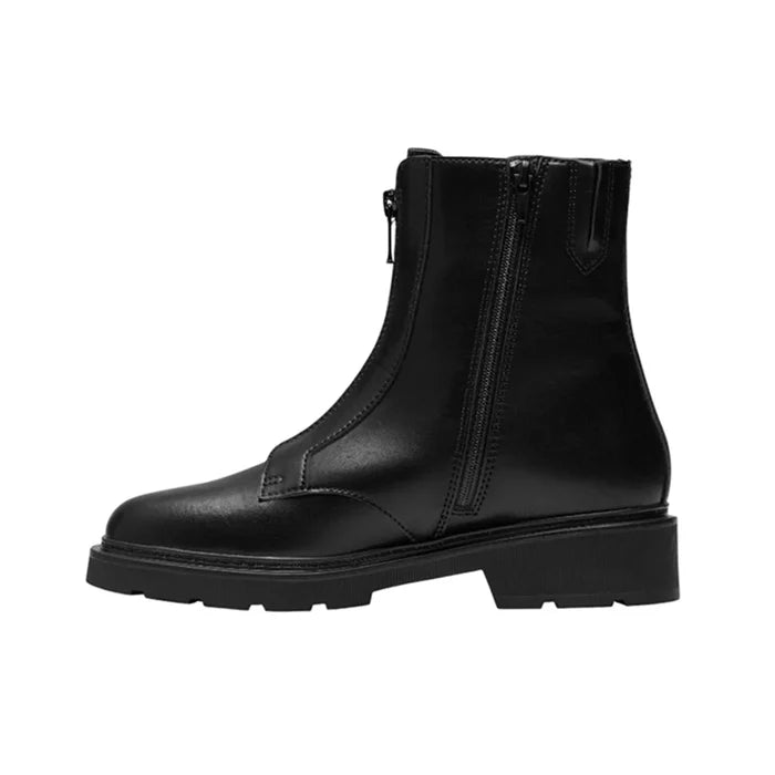 Black leather ankle boot with side zip and thick outsole