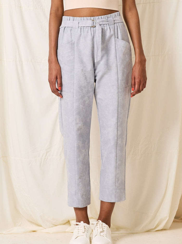 Pantalon Root - Max Denim Clair Cokluch, pantalon qui arrive aux chevilles. Fait localement à Montréal, Québec.