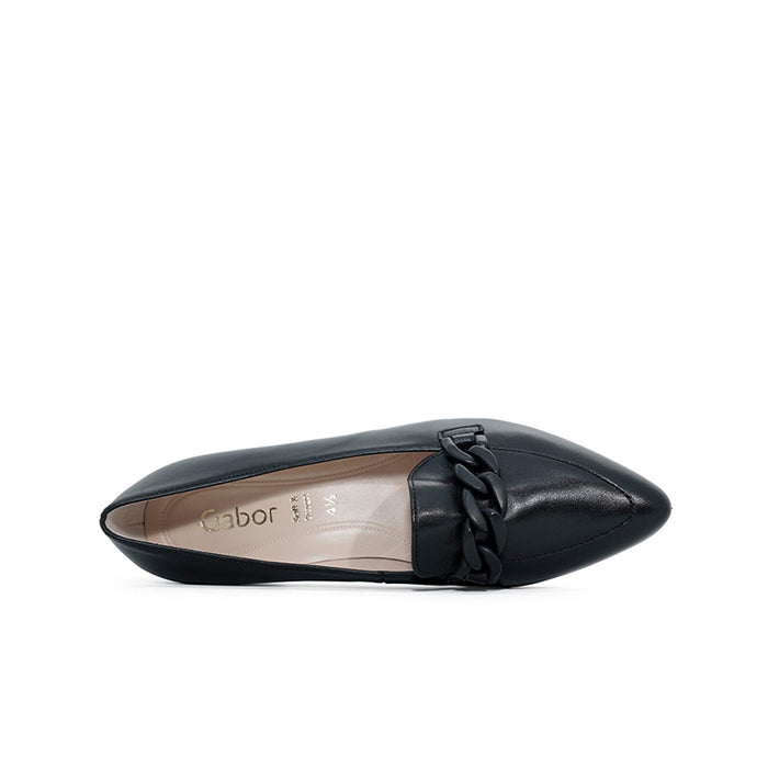 Women’s heeled loafer in black leather, side view with chain detail near toe