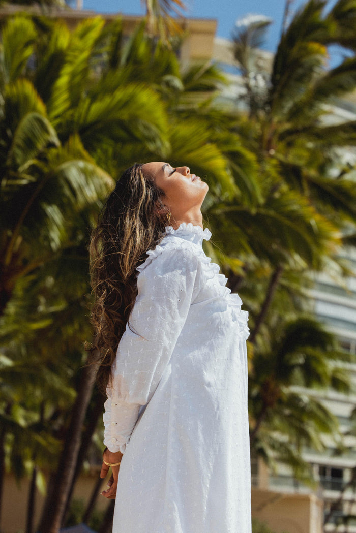 Isolde White Muʻumuʻu