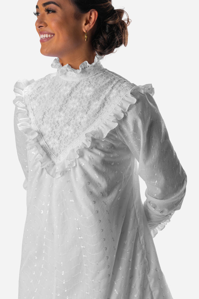 Isolde White Muʻumuʻu
