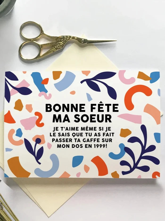 Carte de souhait inscrit: Bonne fête ma soeur. Je t'aime même si je le sais que tu as fait passer ta gaffe sur mon dos en 1999! Parfait idée cadeau pour femme.