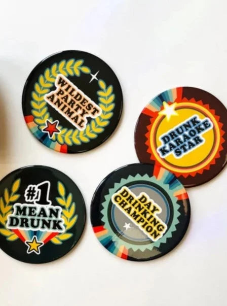 Ensemble de 4 sous-verres Awards assortis. Inscrit: 1 mean drunk- day drinking champion, etc. Parfait idée cadeau pour femme.